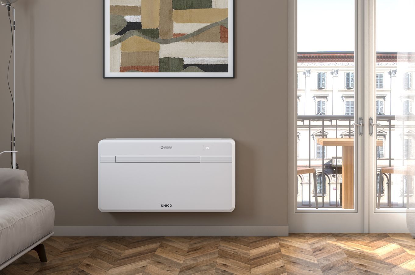 Tecnico mentre ripara un climatizzatore