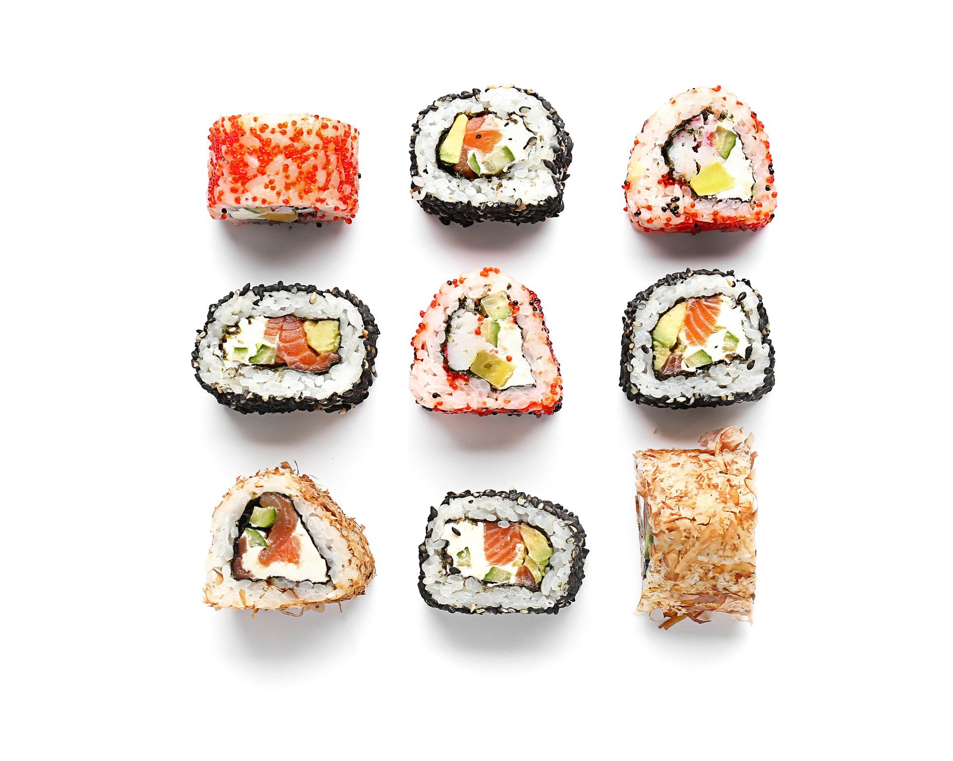 eine Reihe von verschiedenen Sushi-Rollen auf weißem Hintergrund