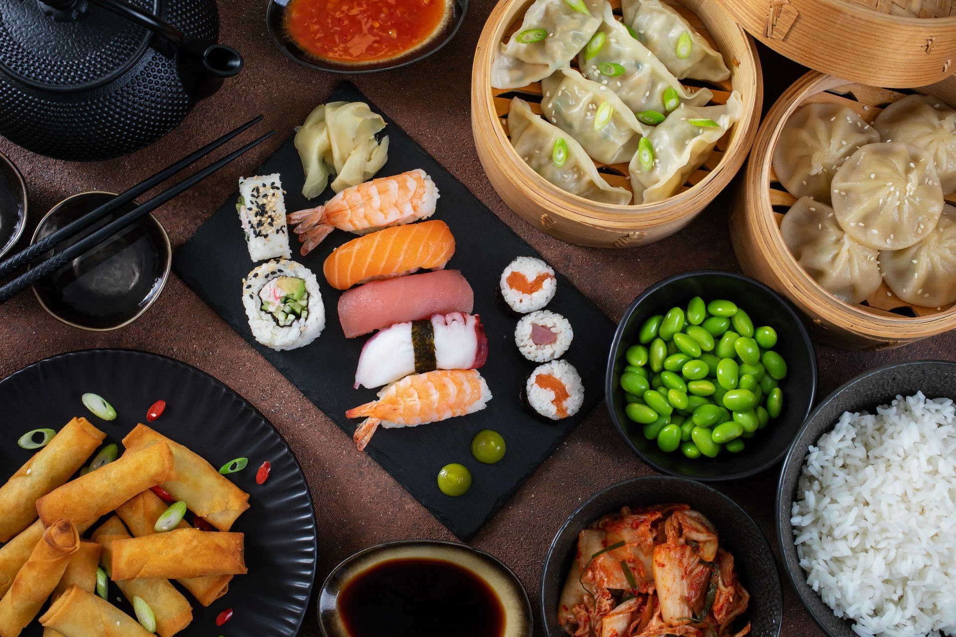 Es gibt viele verschiedene Arten von asiatischem Essen auf dem Tisch .