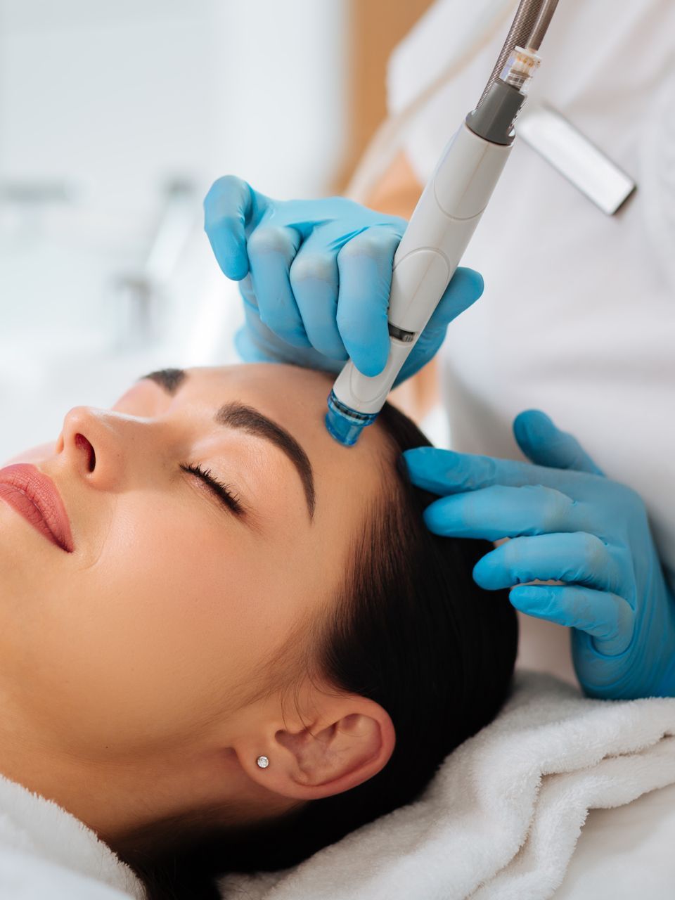 woman getting hydrafacial