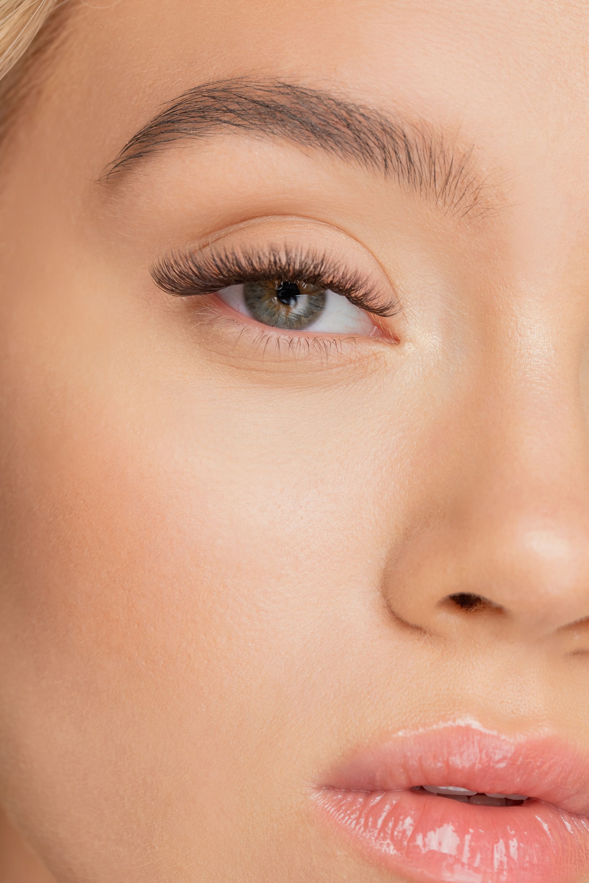 woman with nice eyebrows and lashes