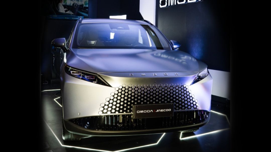 Dois SUVs modernos, um branco e um cinza, estacionados com linhas de luz neon azuis e rosas brilhantes.