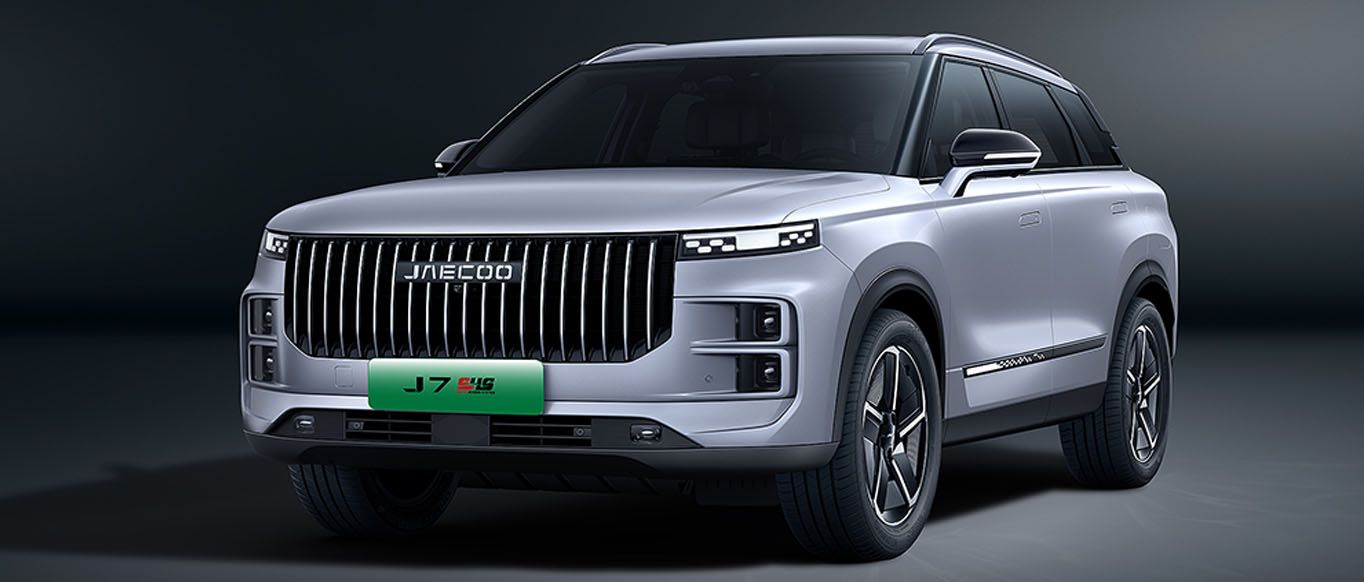 Um SUV Hongqi HS3 prateado estacionado contra um fundo cinza escuro liso.