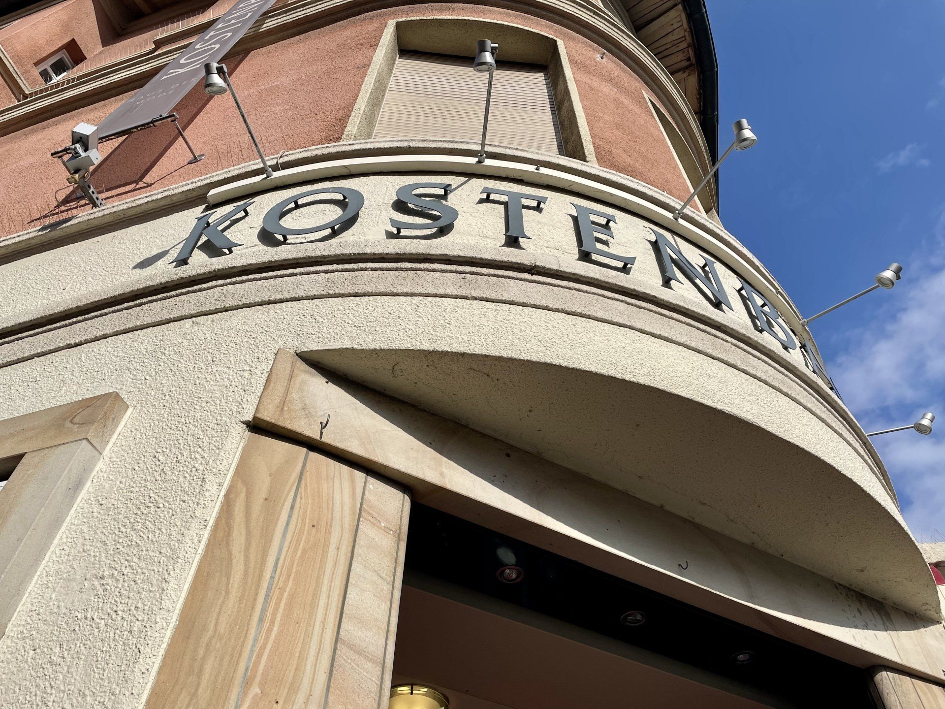 Ein Gebäude mit dem Wort „Kosten“ darauf