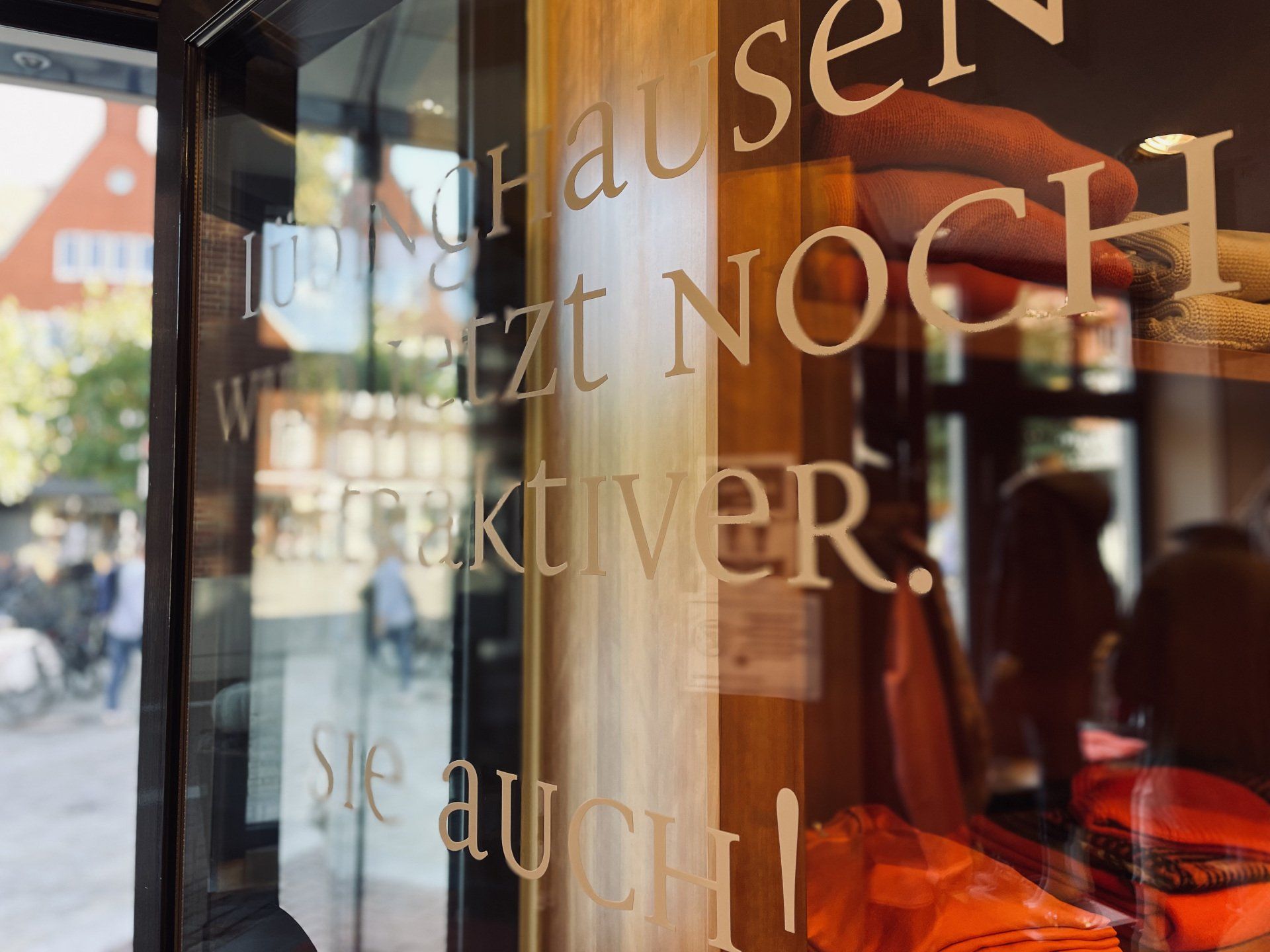 Ein Schild an einer Glastür mit der Aufschrift 