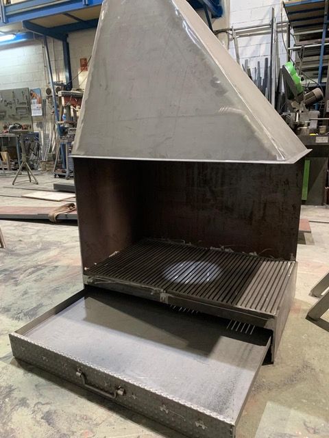 Una chimenea de acero inoxidable con una bandeja debajo de ella.