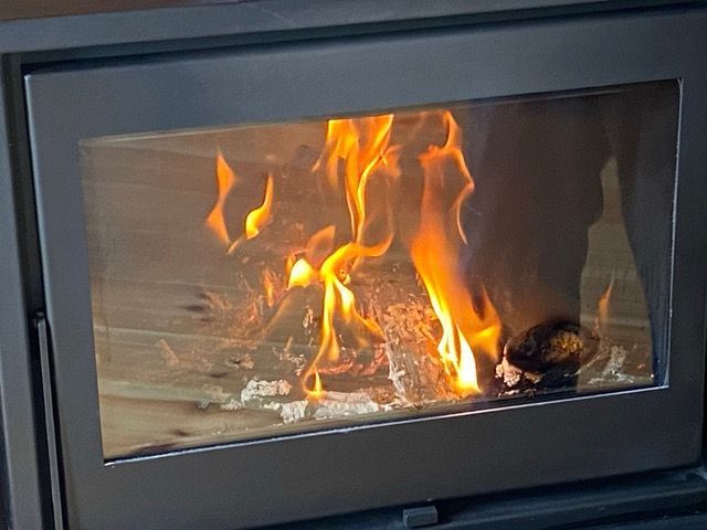 Un primer plano de una chimenea con llamas saliendo de ella.