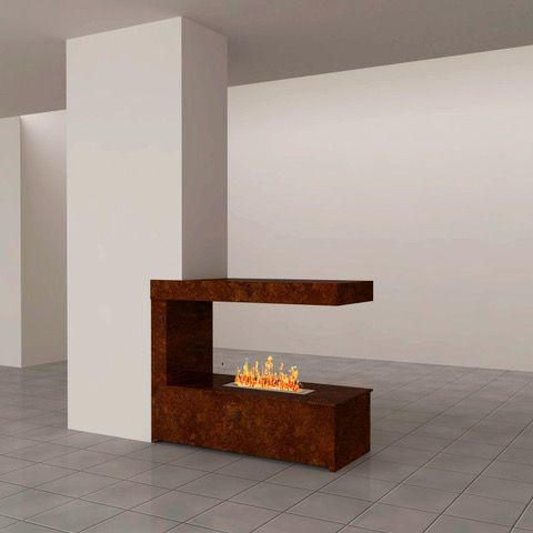 Hay una chimenea en el centro de la habitación.