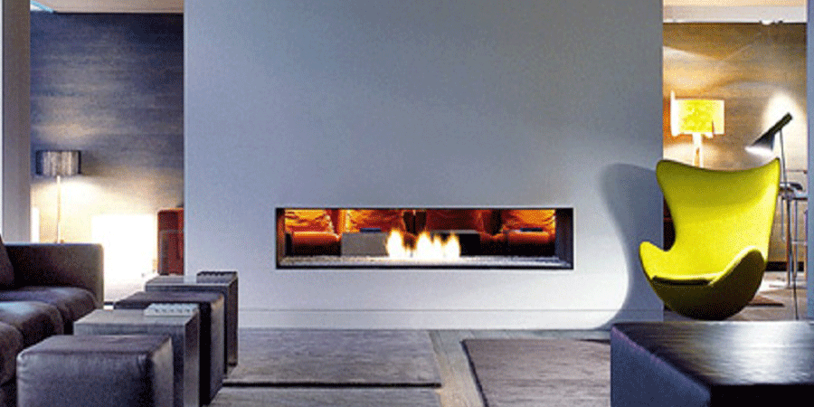 Una sala de estar con chimenea y una silla amarilla.