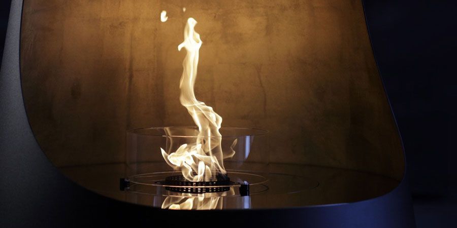 Un primer plano de un fuego en una chimenea.