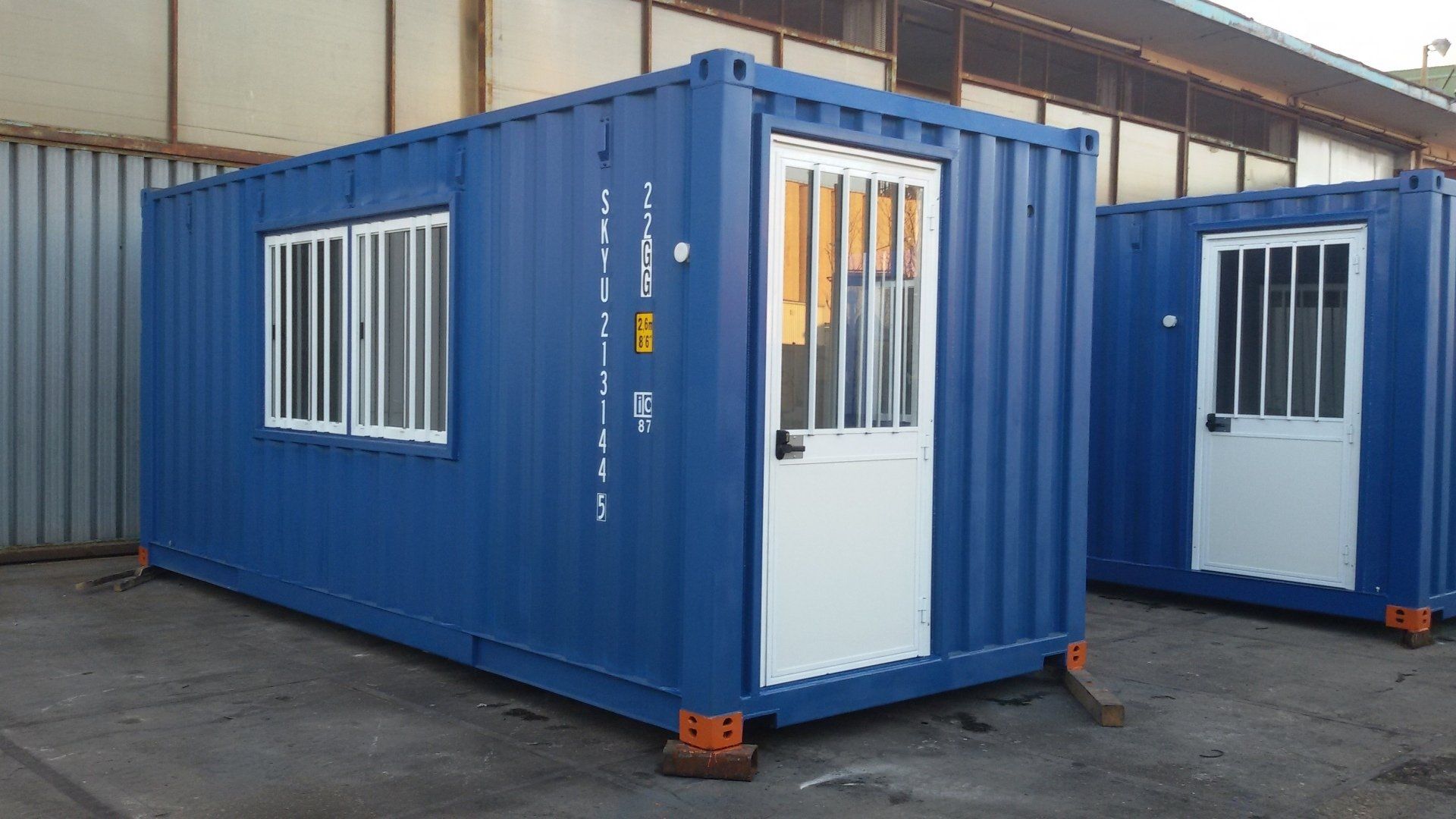 container con porta e finestra
