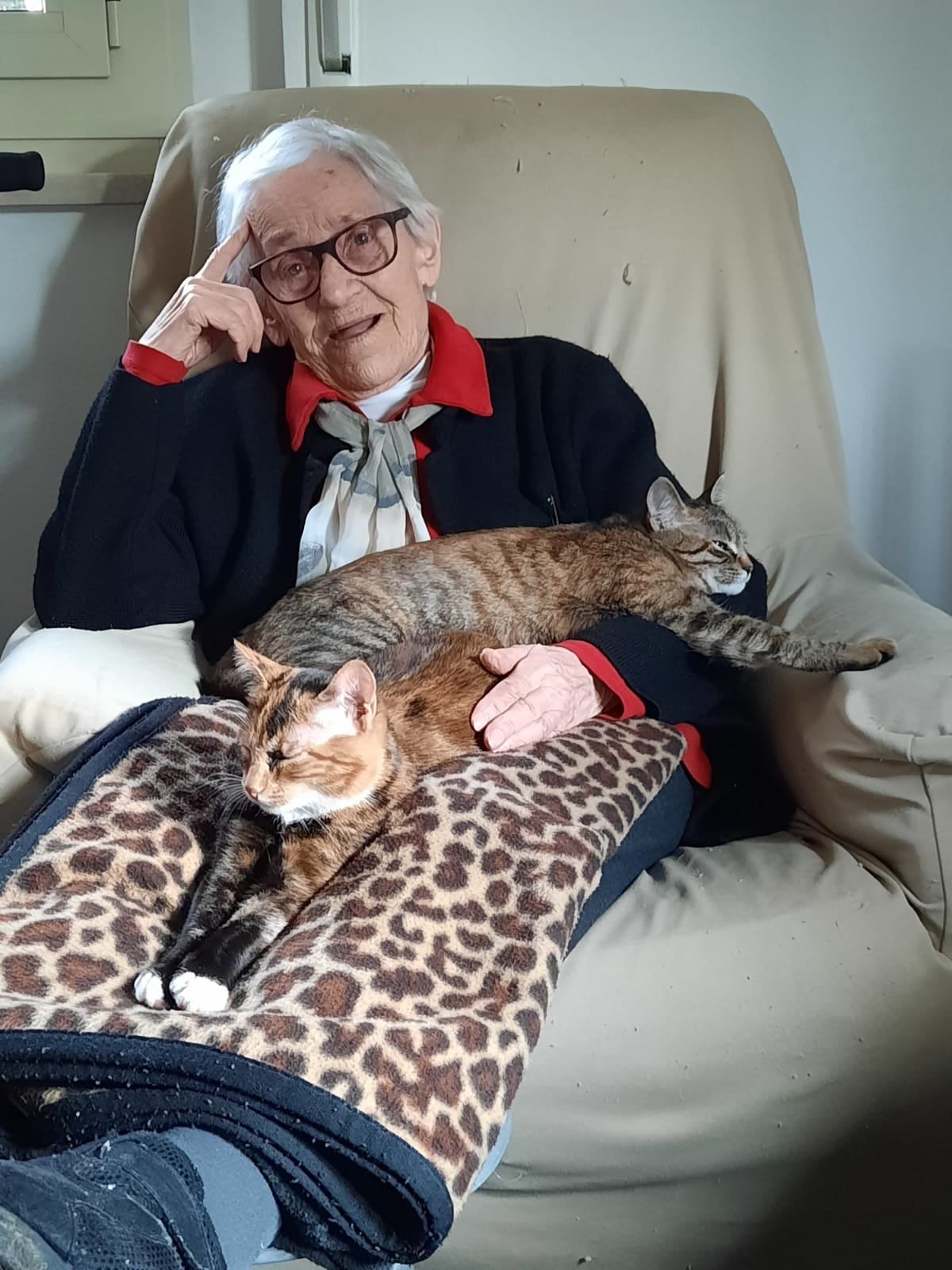 Anziano con gatto