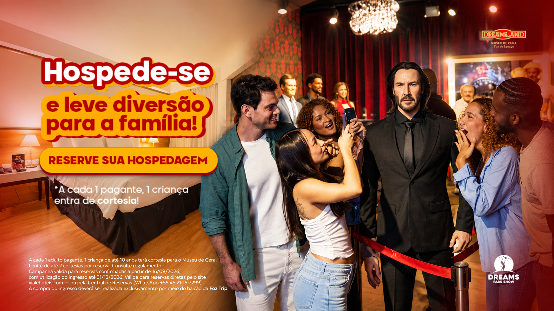 Hospede-se e leve diversão para a família! Grupo em festa no hotel, com fundo vermelho e iluminação quente.