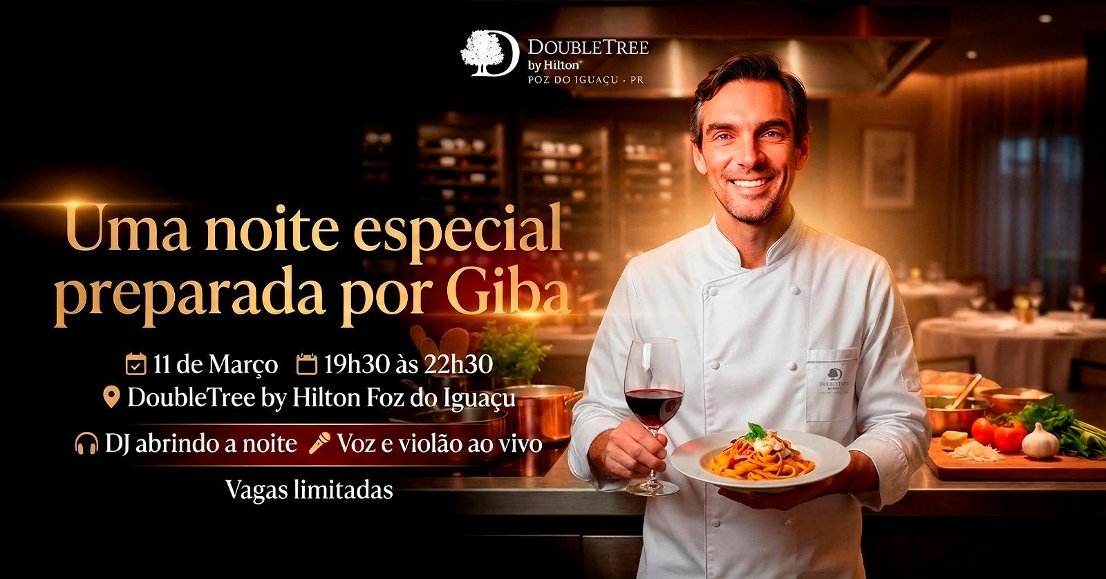 Um chef sorri enquanto segura um prato de massa e uma taça de vinho durante um jantar no DoubleTree by Hilton Foz do Iguaçu.