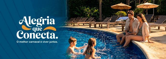 Family by pool: parents with children splashing. Text: