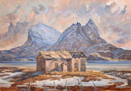Liten, værbitt hytte på en snødekt slette med dramatiske fjelltopper under en pastellfarget himmel.