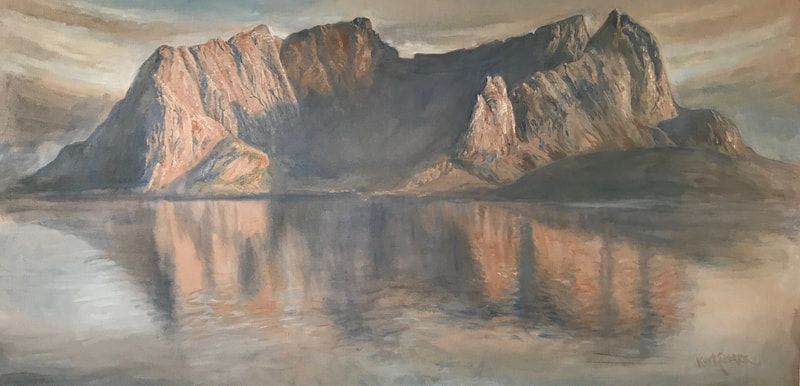 Snødekte fjellklipper speiler seg i rolig vann ved soloppgang, med varmt rosa og oransje lys.