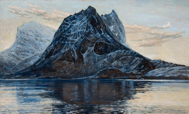 Snødekt fjell speilet i rolig vann under en pastellfarget himmel