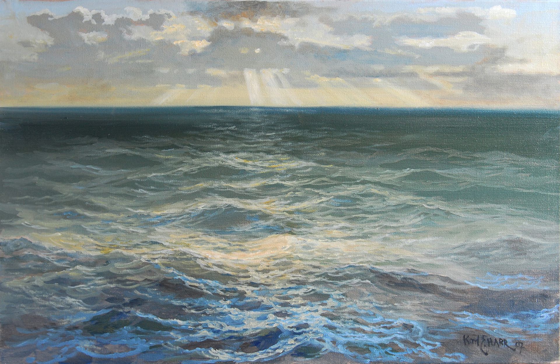 Rolig hav under en overskyet himmel, med sollys som reflekterer seg i vannet
