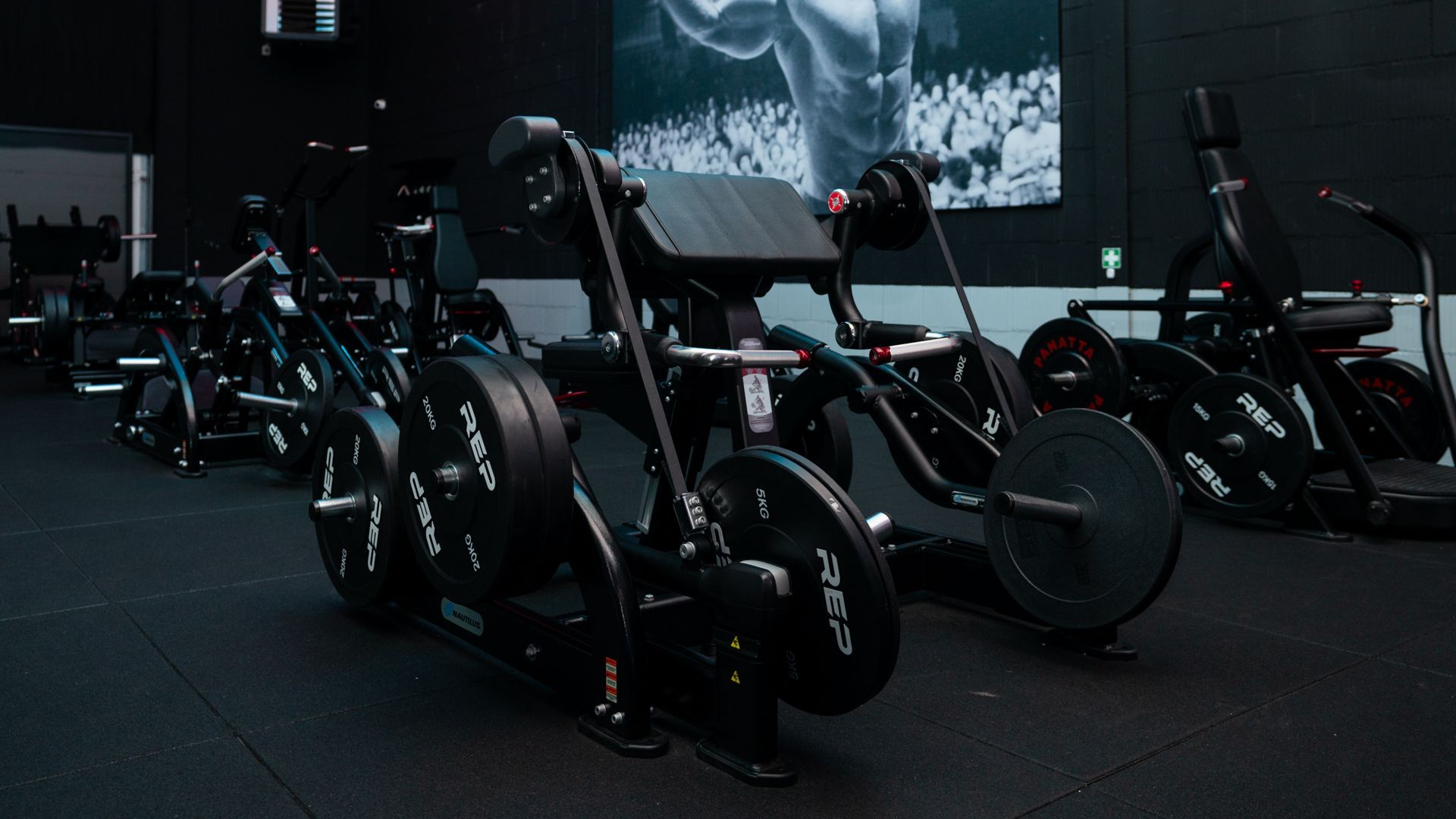 Groepsfitnessles met weerstandsbanden in een lichte studio.