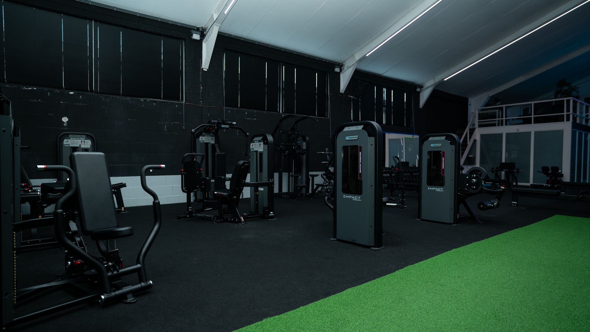 Rijen zwarte dumbbells op een fitnessrek, van dichtbij bekeken.