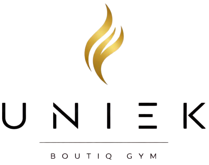 UNIEK Boutique Gym-logo met een abstracte gouden vlam boven zwarte letters.