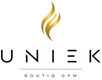 UNIEK Boutique Gym-logo met een abstracte gouden vlam boven zwarte letters.