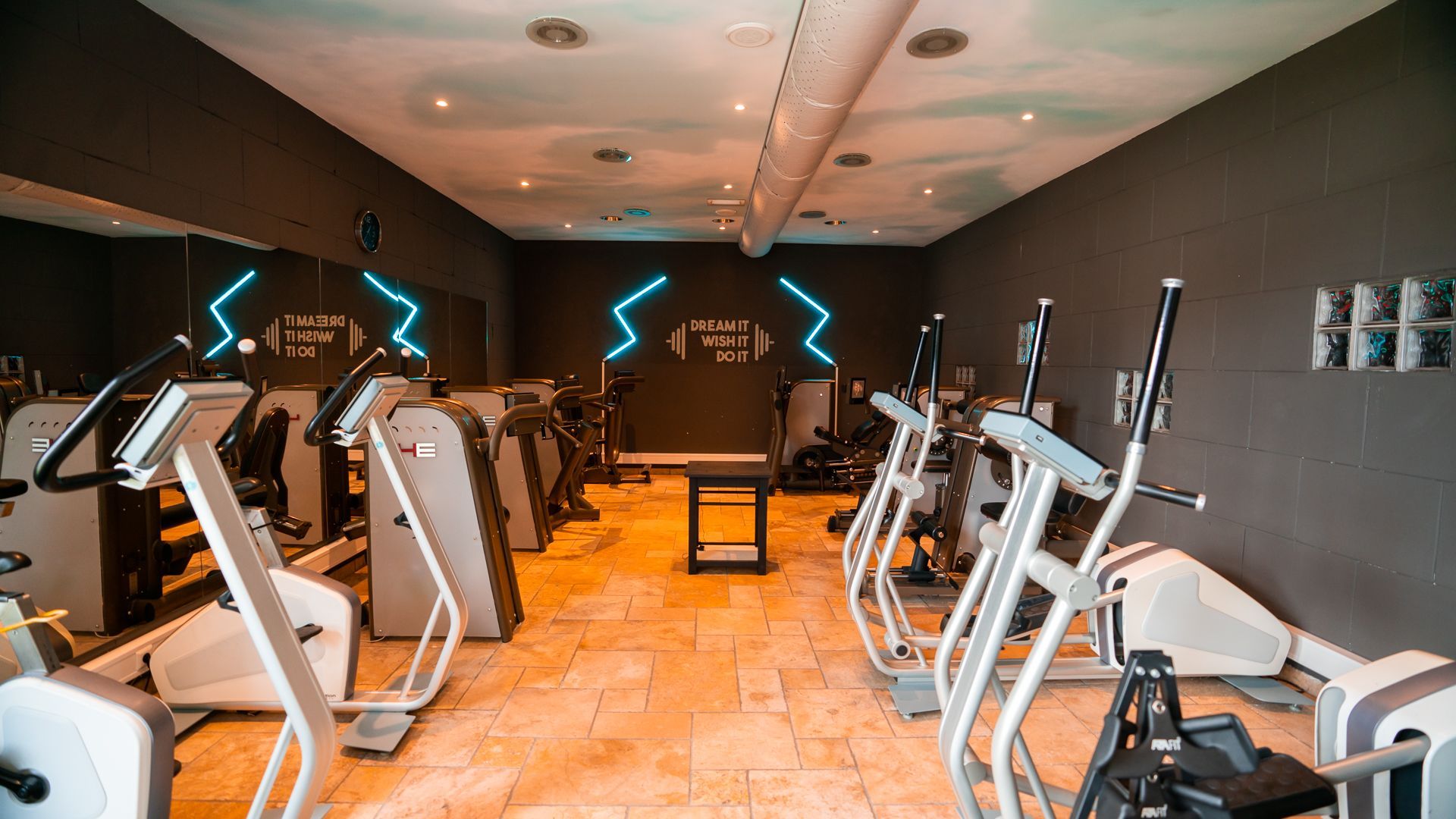 Groepsfitnessles met weerstandsbanden in een lichte studio.