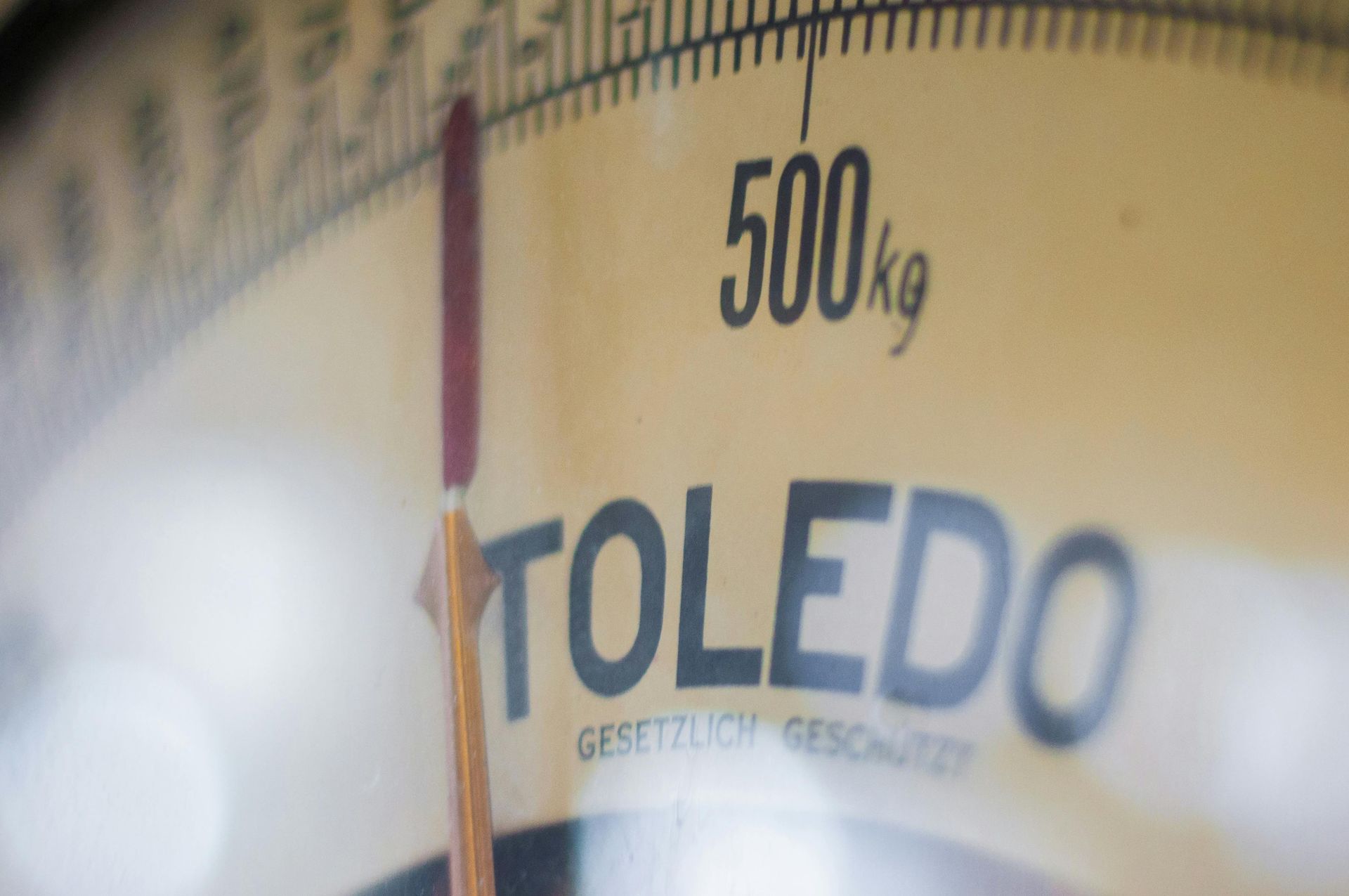 Detailopname van de wijzerplaat van een Toledo 500 kg weegschaal met een rode wijzer.