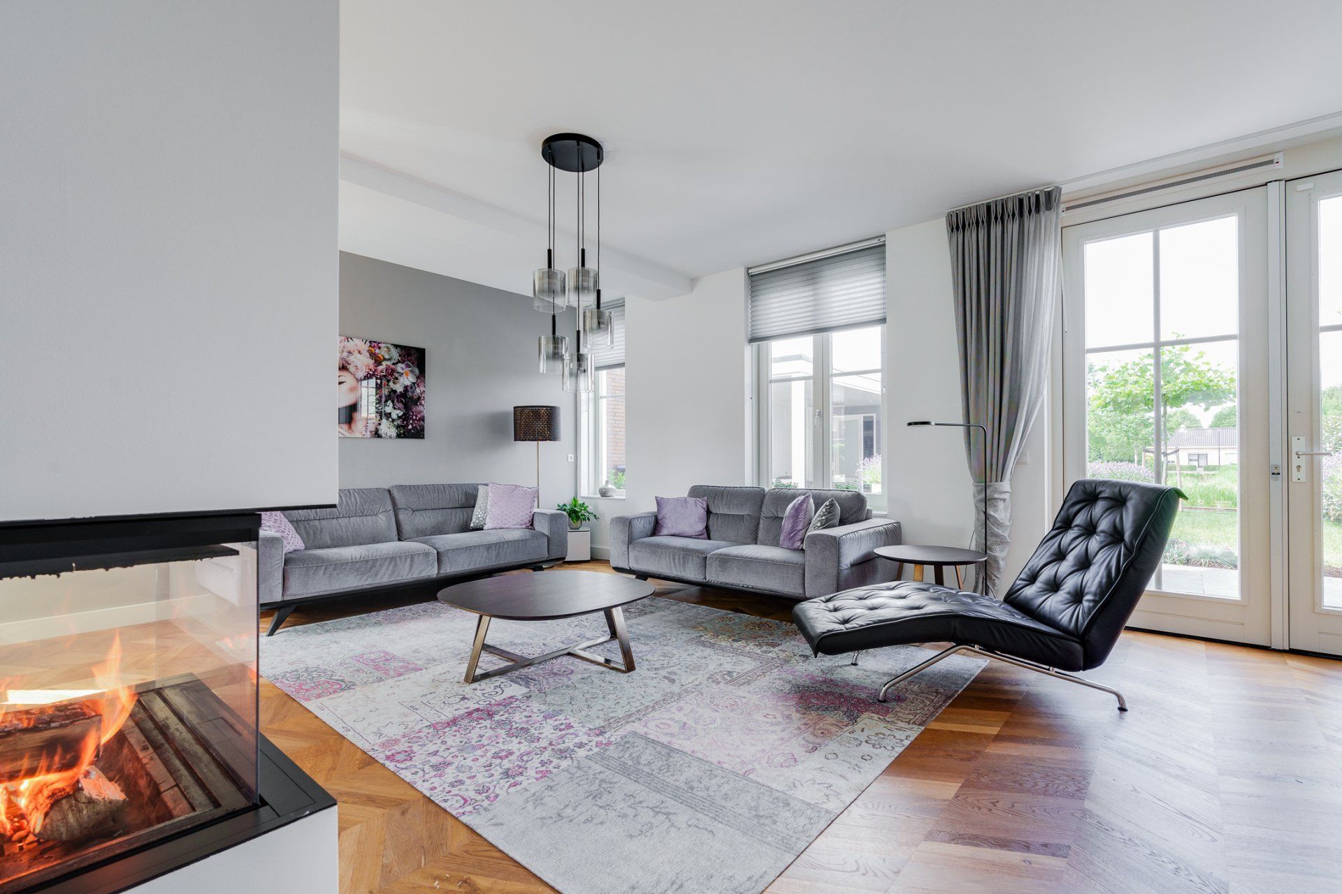 Een woonkamer gevuld met meubels en een open haard.