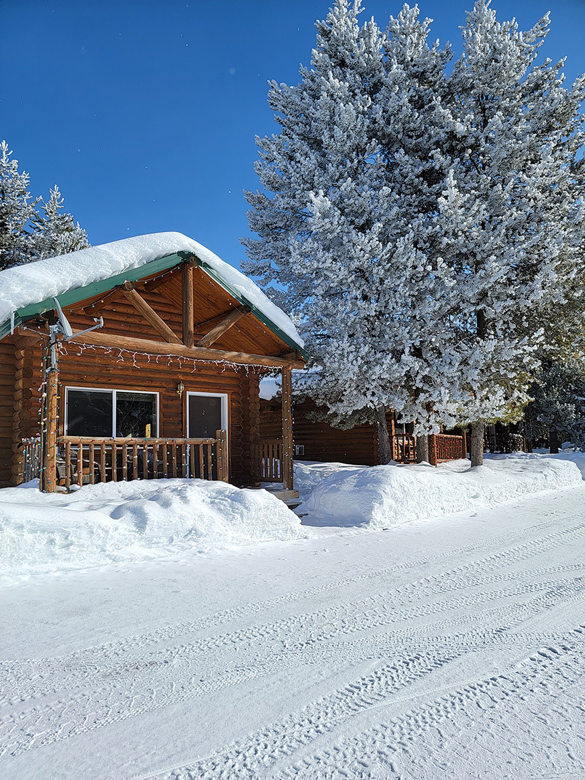 A cabin with a thick snow on the roof