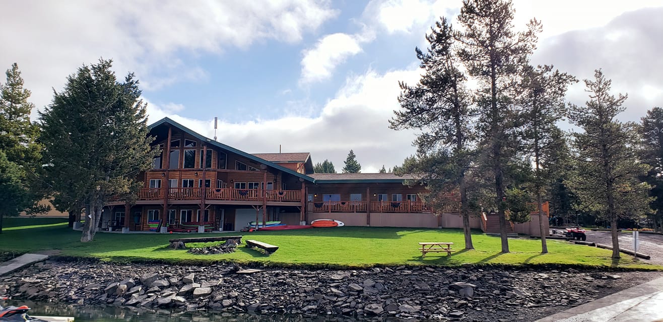 Front yard of Lakeside Lodge with well groomed grass