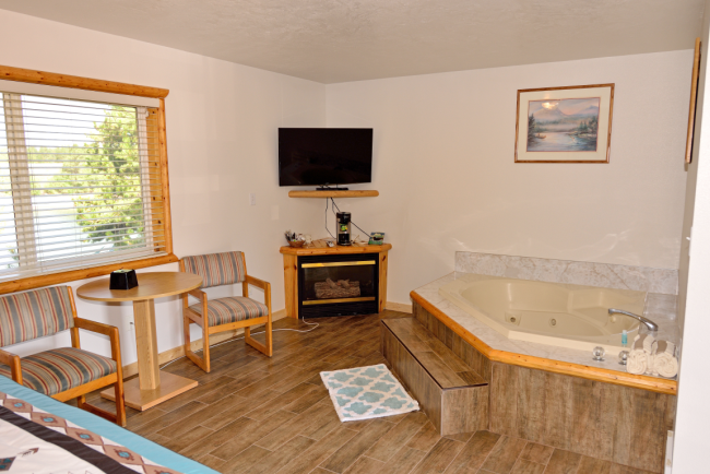 Living room with a jacuzzi, TV, table, and chairs