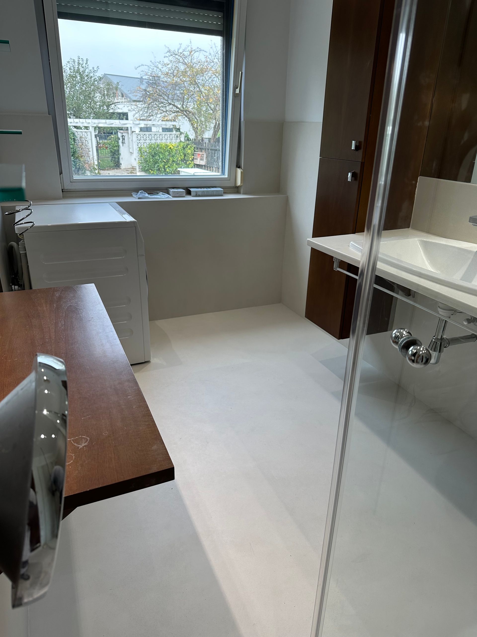 Ein Badezimmer mit Waschbecken und Fenster.