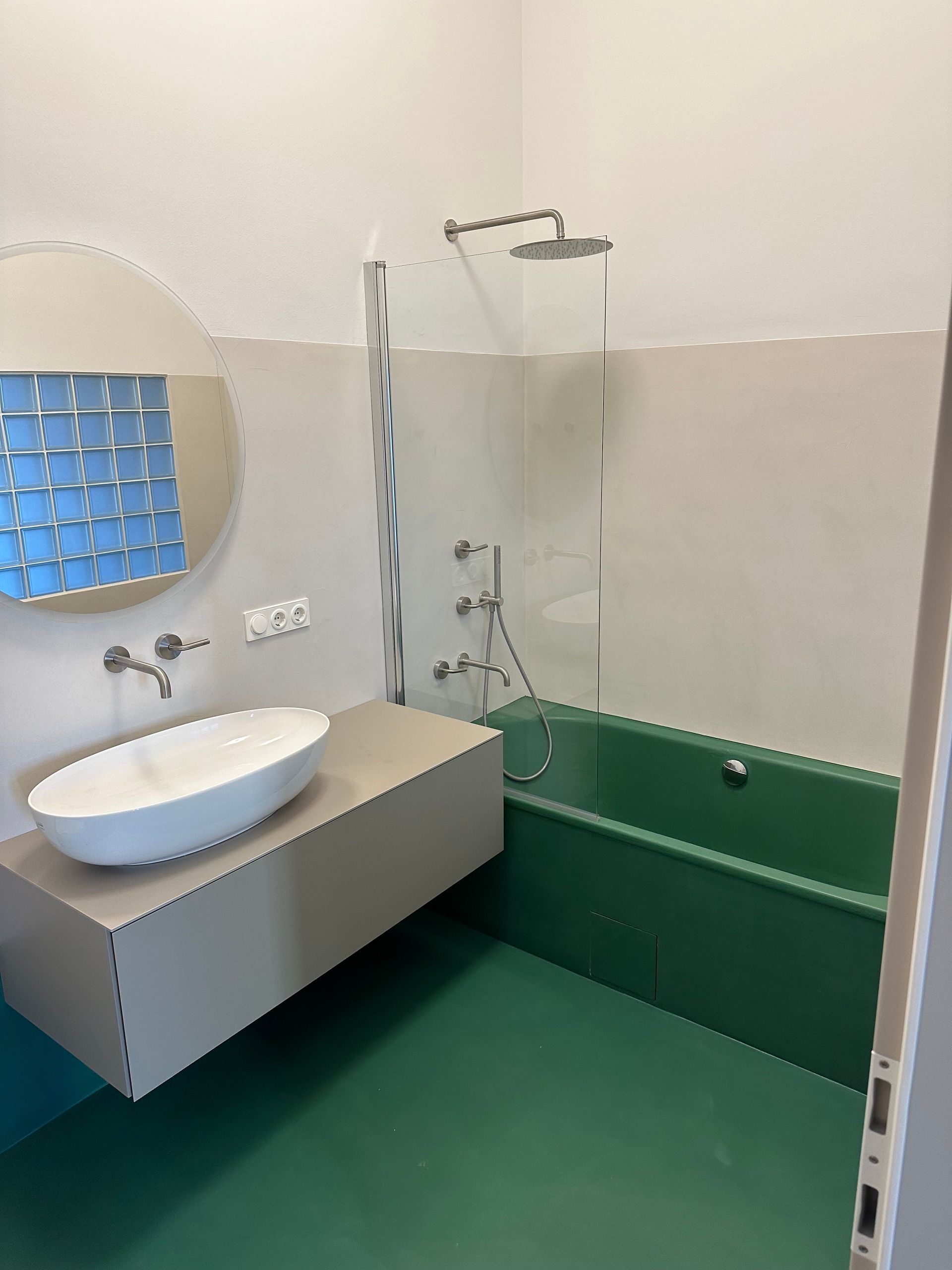 Ein Badezimmer mit Waschbecken, Badewanne, Spiegel und Dusche.
