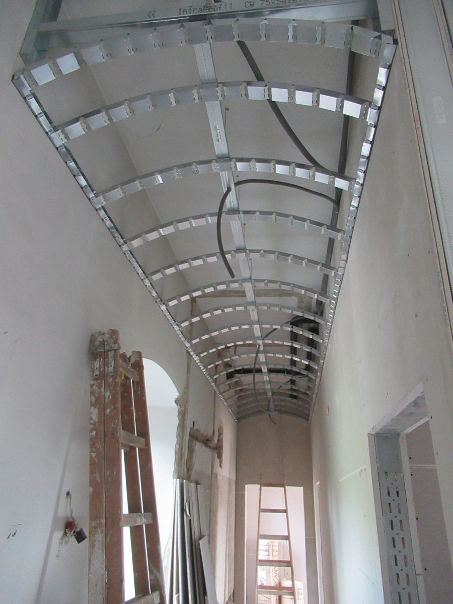 Trockenbau an der Decke im Flur