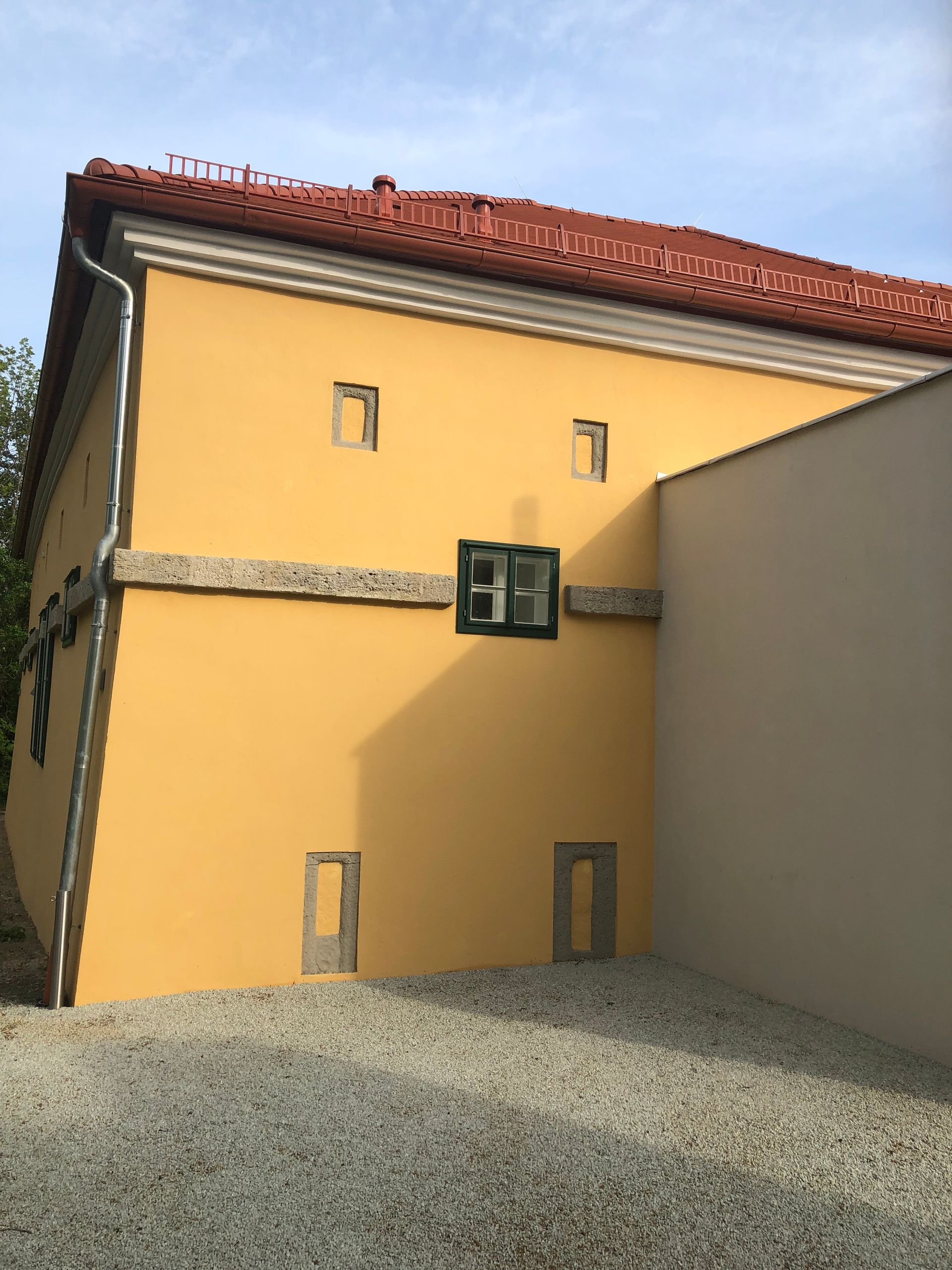 Ein gelbes Gebäude