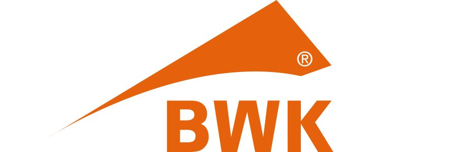 Logo orange avec le texte « BWK » et une forme abstraite.