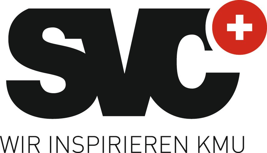 SVC-Logo in Schwarz mit rotem Kreis und weißem Pluszeichen, über dem Slogan „WIR INSPIRIEREN KMU“