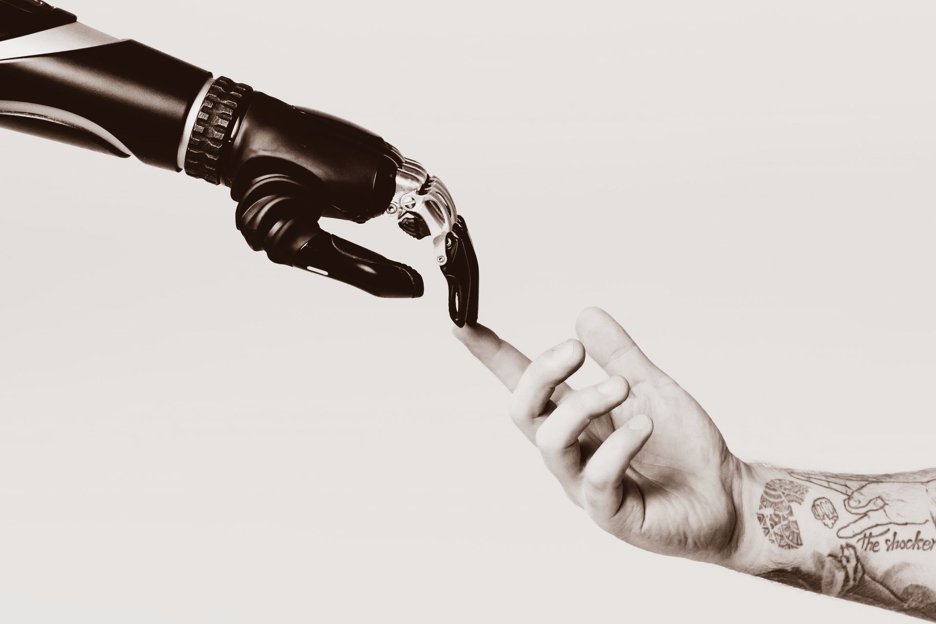 Ein Schwarzweißfoto einer Roboterhand, die eine menschliche Hand berührt