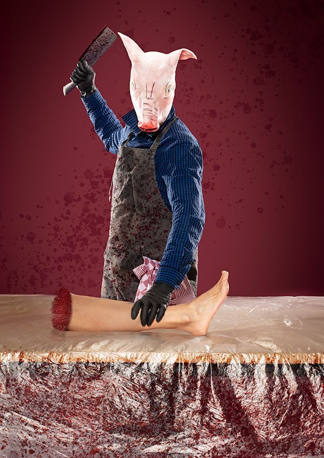 Figuur met varkensmasker die een hakmes hanteert boven een afgehakte been op een bloederige tafel. Karmozijnrode achtergrond.