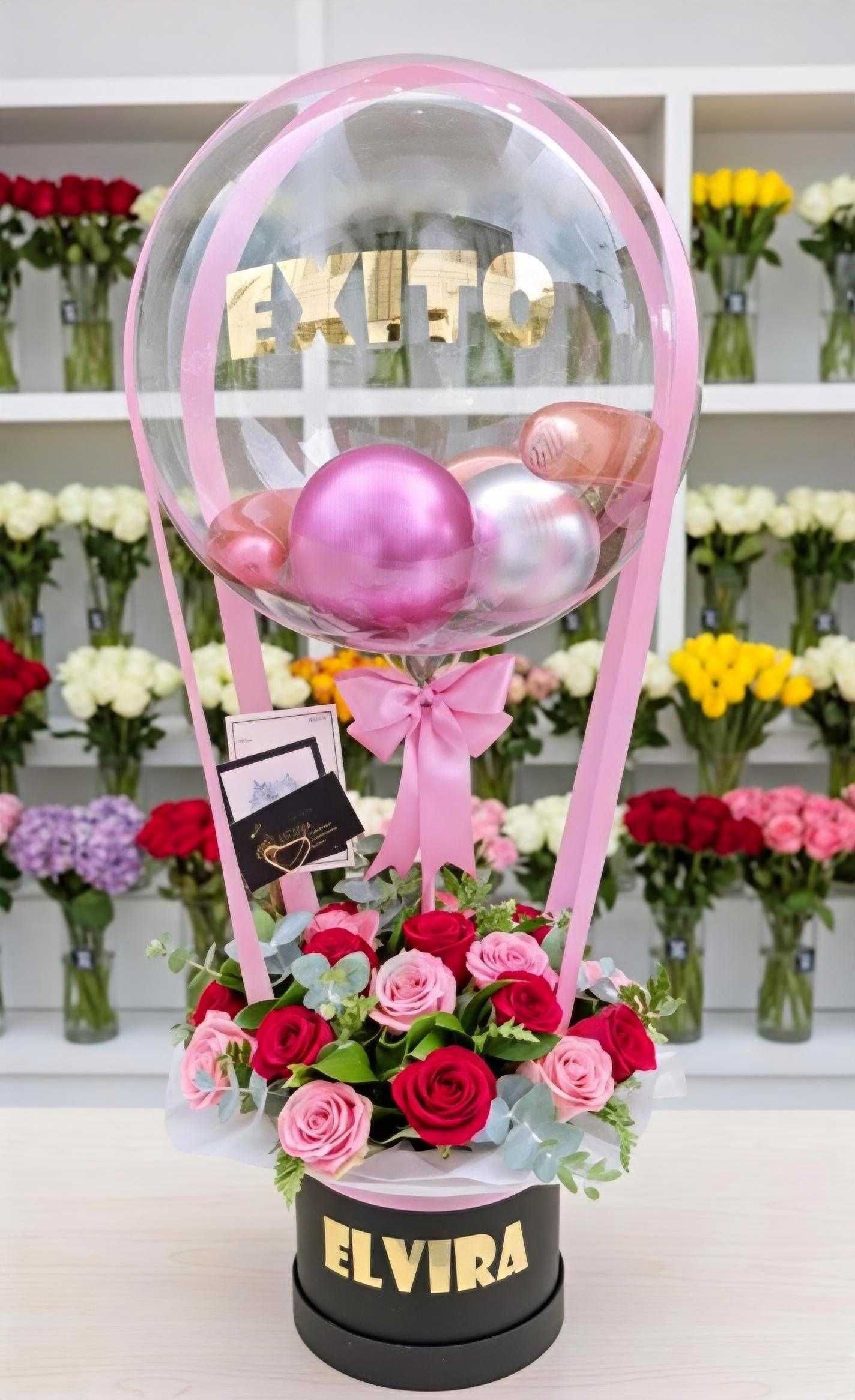 Arreglos florales con base y globos