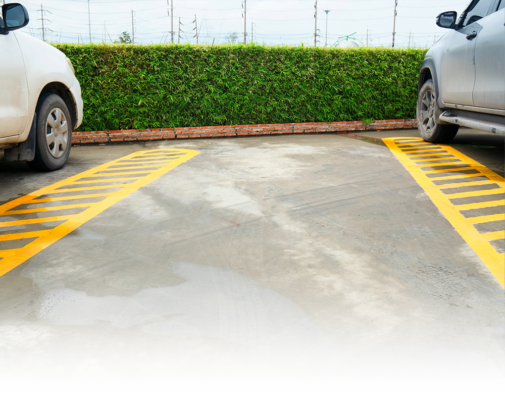 Line markings between two cars
