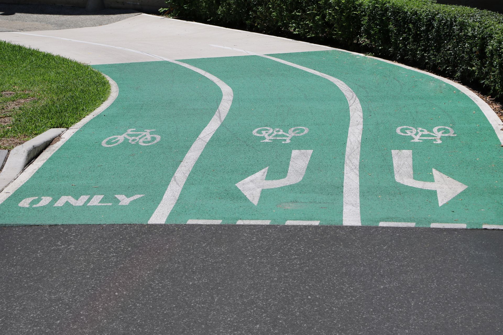 A green bike lane has arrows pointing to the left and right
