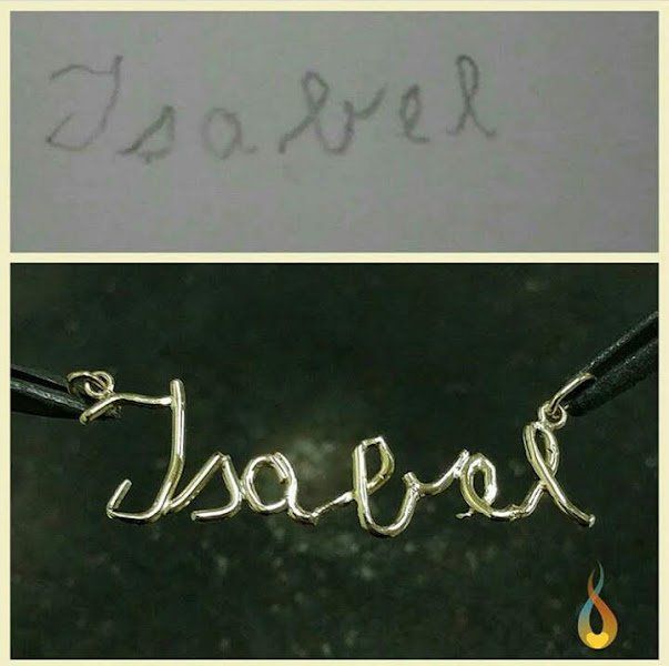 Um colar com o nome Isabel escrito