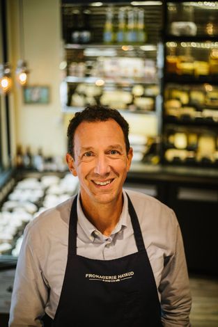 Charles-Henri Hayaud, propriétaire et gérant de la Fromagerie Hayaud. Charles-Henri Hayaud, propriétaire et gérant de la Fromagerie Hayaud.