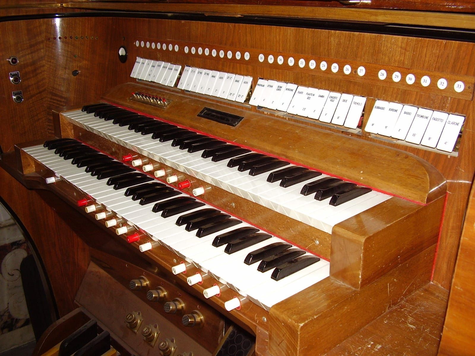 un organo in legno con tasti bianchi e neri