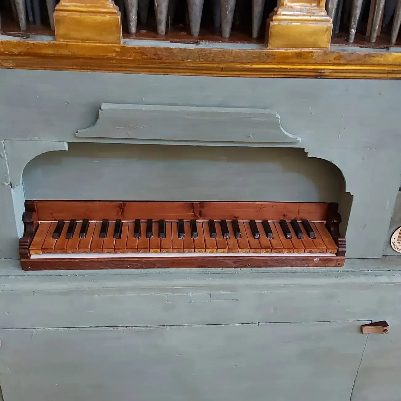 un primo piano di una tastiera di un organo