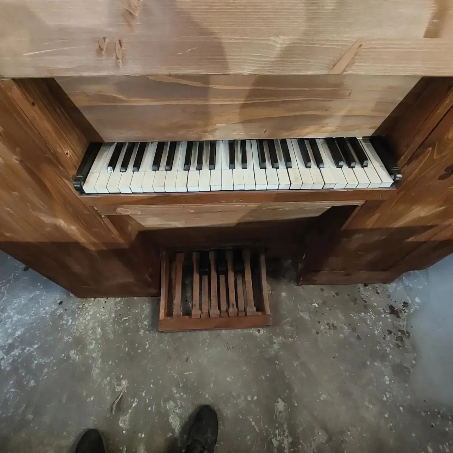 un primo piano di una tastiera di un organo