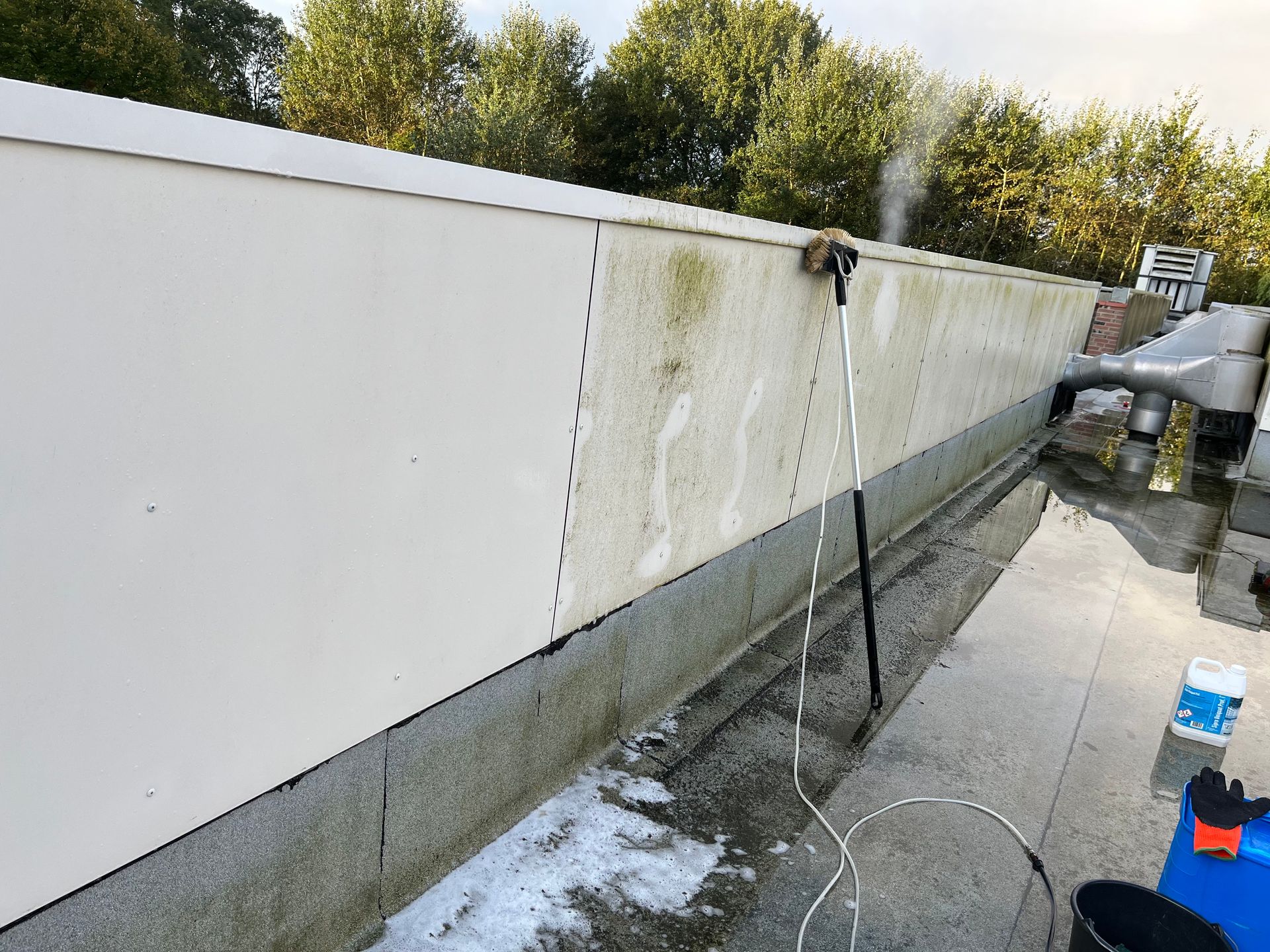 Trespa wand gereinigd